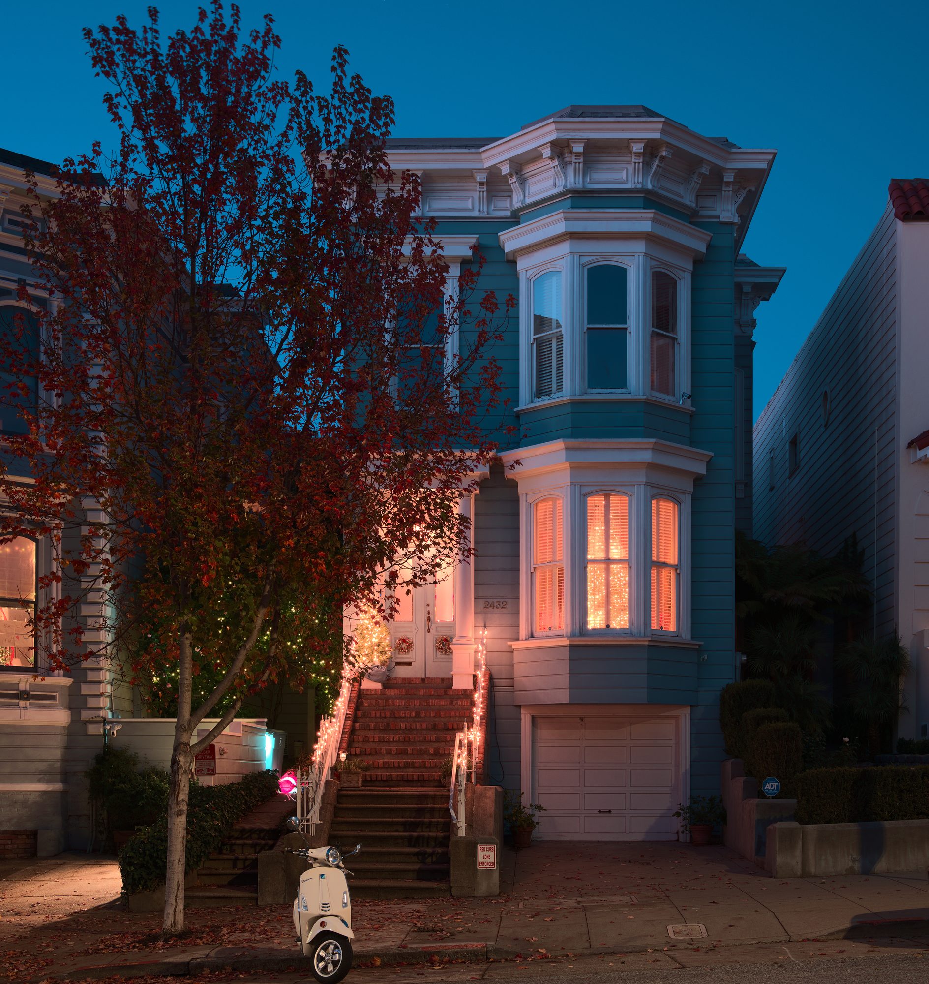 Victorian house facade on Washington Street in San Francisco
